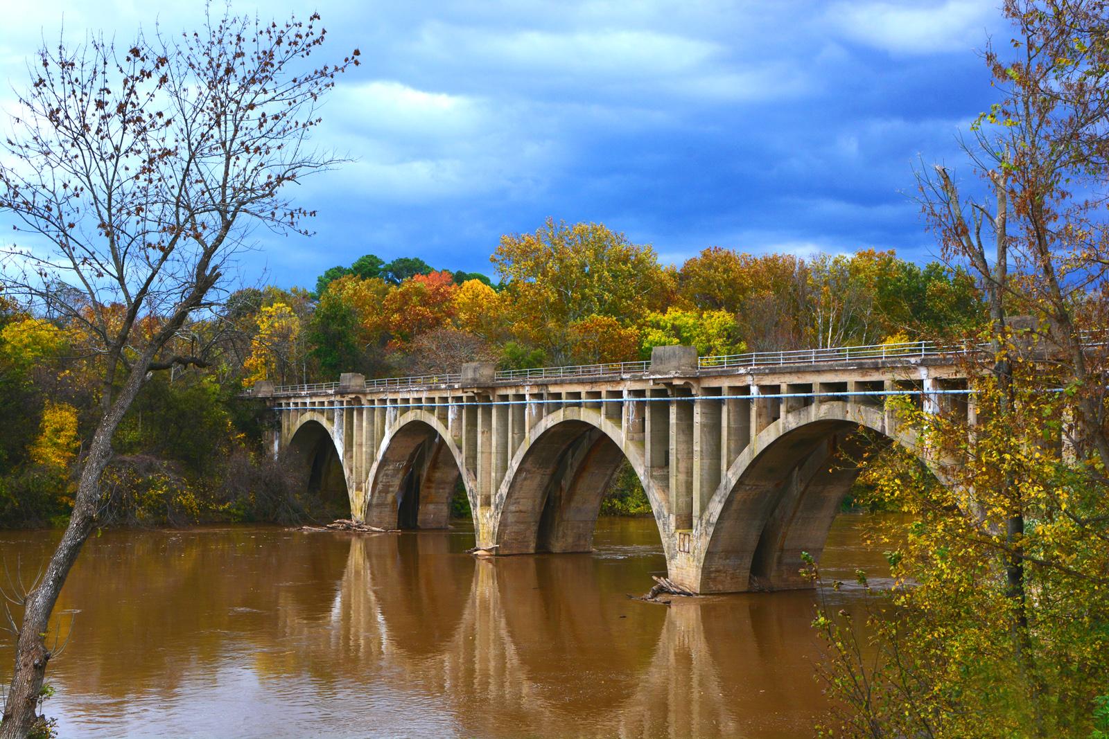 ../parrishphotosforpieandchai/Parrish_RR%20Bridge%20Autumn.jpg