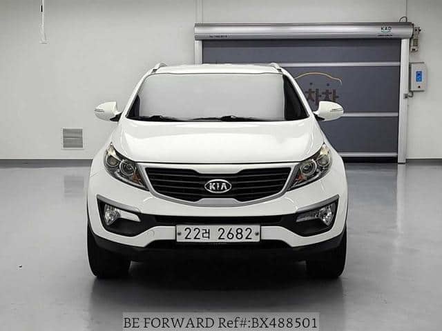 Kia Sportage 
White
Front view