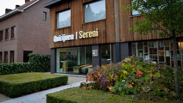kantoorgevel met hout en logo van doosletters