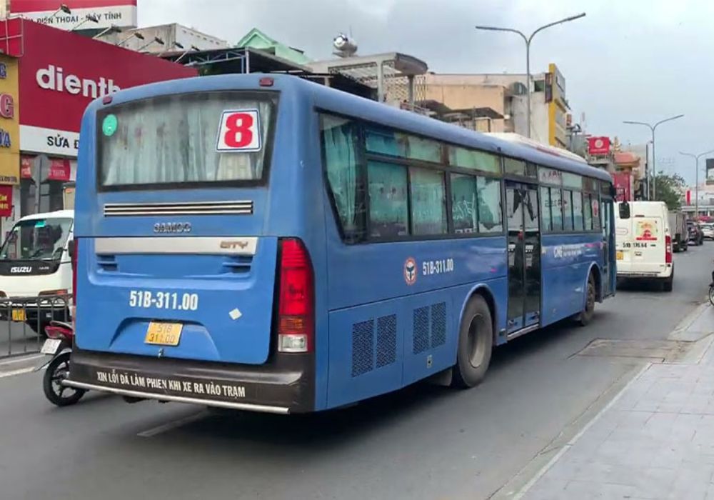 Đi xe bus số 8 và xuống trạm ở đường Lạc Long Quân và đi bộ tới nhà thờ (Ảnh: Sưu tầm internet)