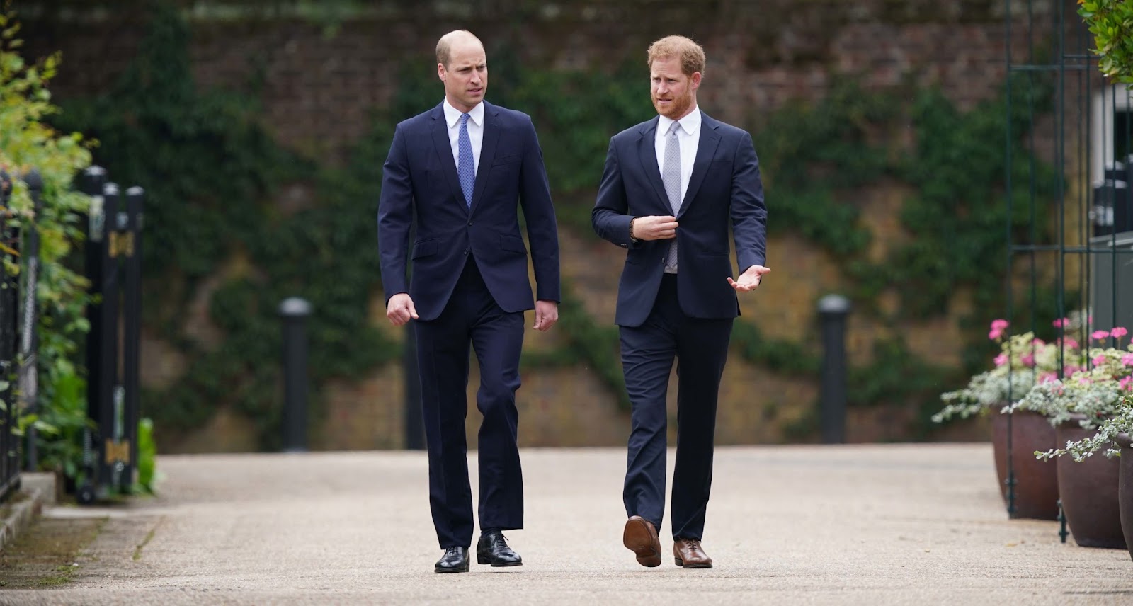 Le Prince William et le Prince Harry dévoilent la nouvelle statue de leur défunte mère, la Princesse Diana.