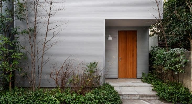 Desain Rumah dengan Pintu dan Taman Samping