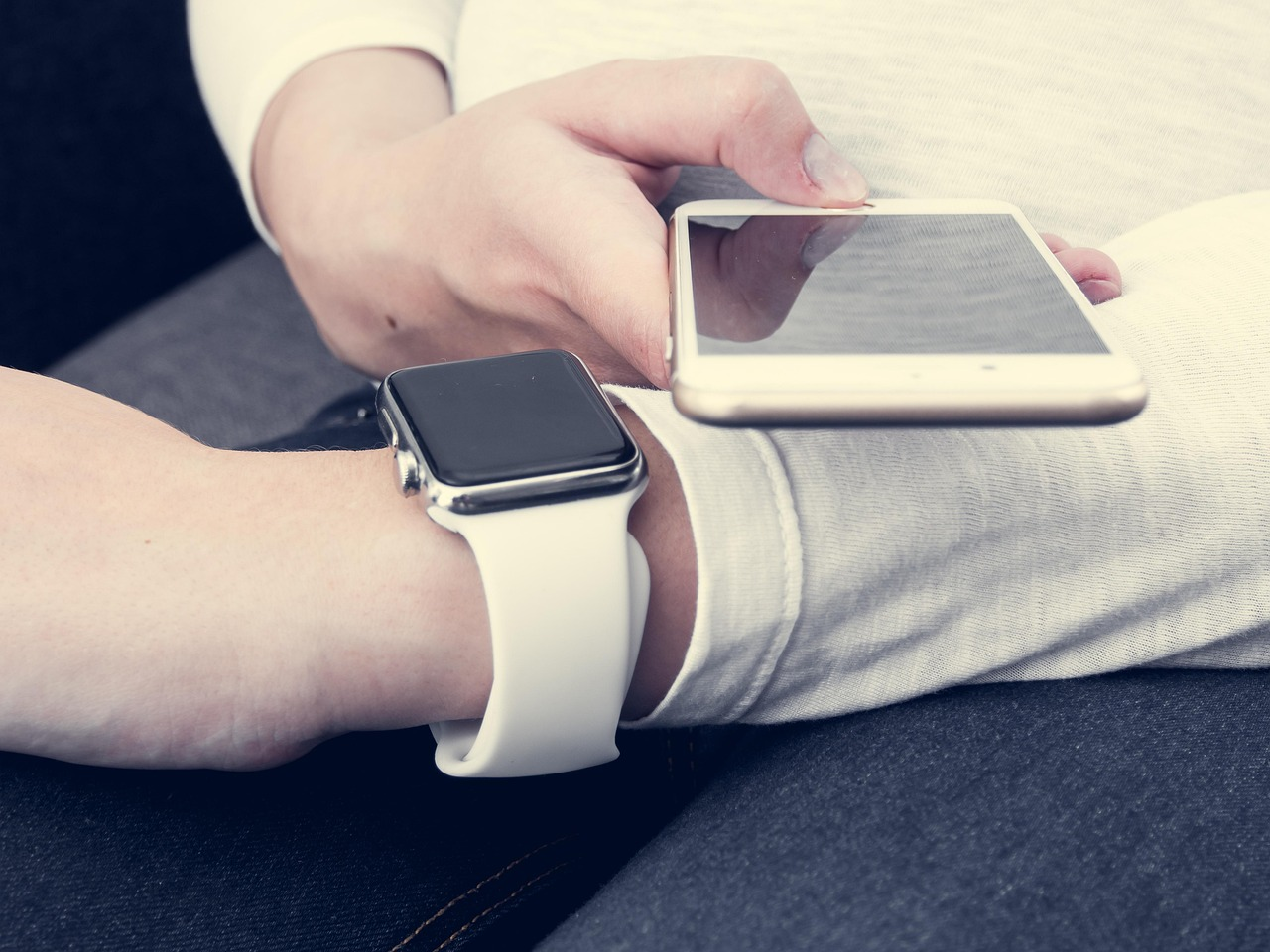 https://pixabay.com/photos/iphone-6s-plus-iwatch-apple-white-1032784/