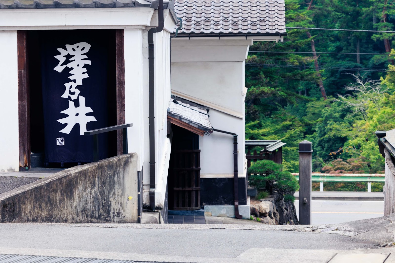 小澤酒造の酒蔵から見る御岳渓谷