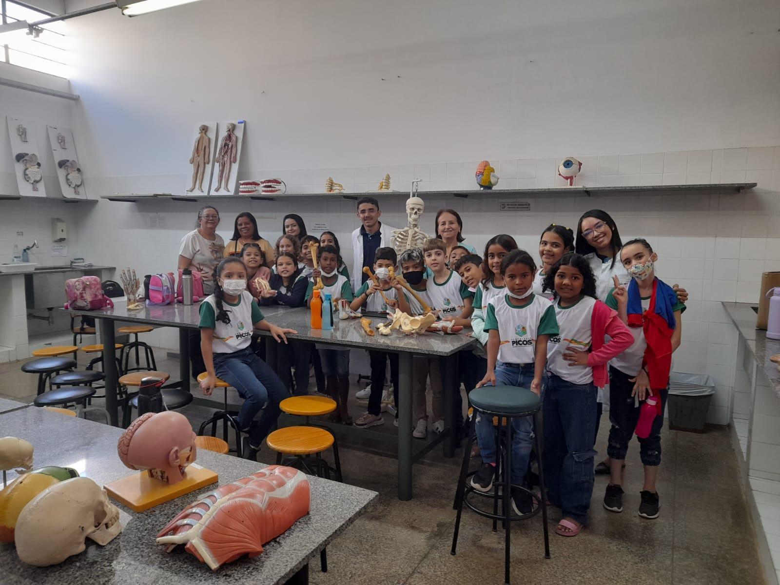 Grupo de pessoas ao redor de uma mesaO conteúdo gerado por IA pode estar incorreto.