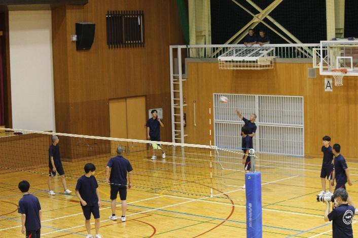 建物, スポーツゲーム, スポーツ, テーブル が含まれている画像

AI によって生成されたコンテンツは間違っている可能性があります。