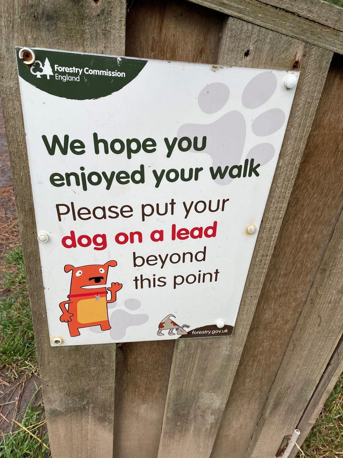 sign saying "we hope you enjoyed your walk please put your dog on a lead beyond this point"