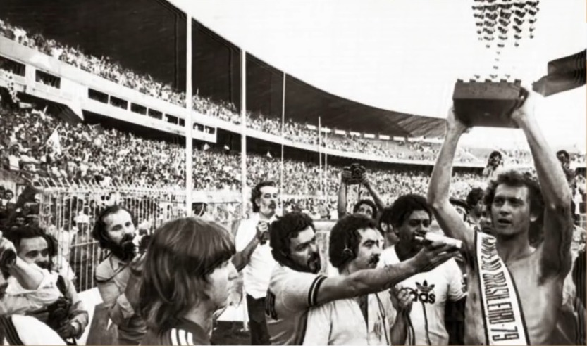 Jogador do Internacional levanta a taça de campeão do Campeonato Brasileiro de 1979