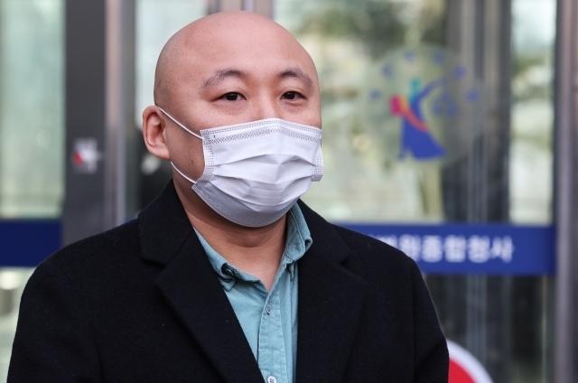 지난해 2월 1심 선고 공판이 끝난 뒤 법원을 나오는 주호민 씨 모습. [연합]