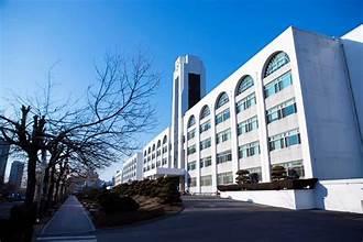 A white building with many windows

AI-generated content may be incorrect.