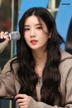 A picture of Kwon Eunbi holding a microphone 