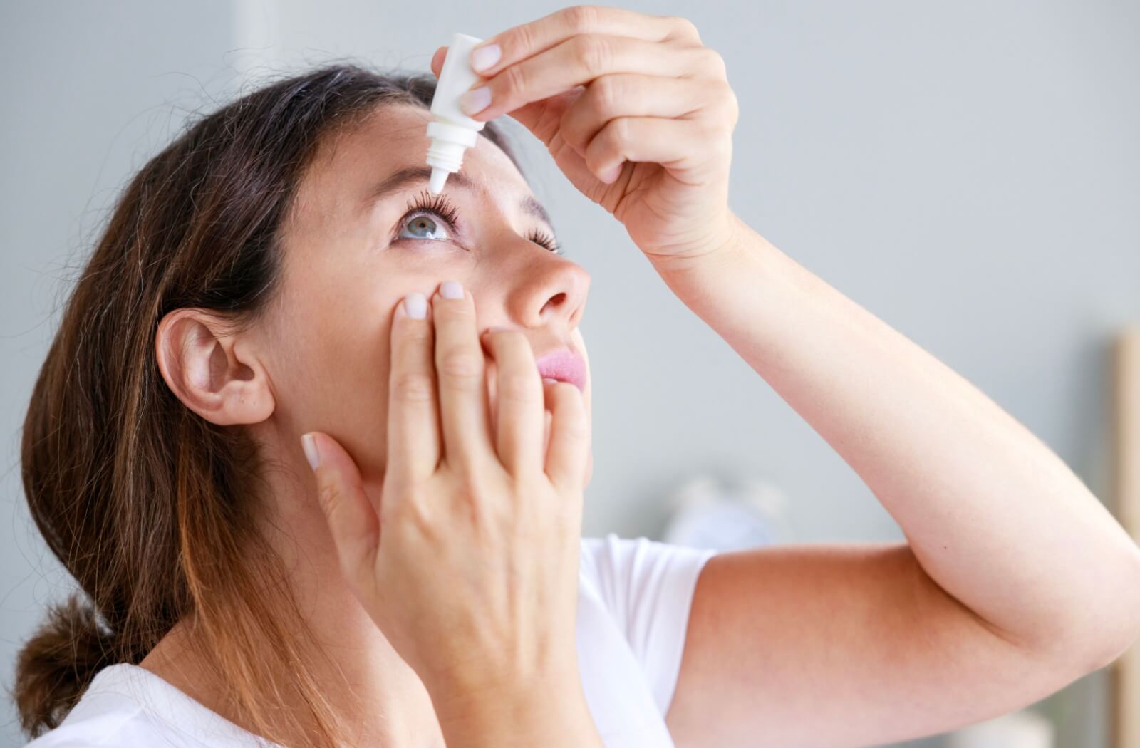 A patient using preservative-free eye drops to help with dryness from MGD
