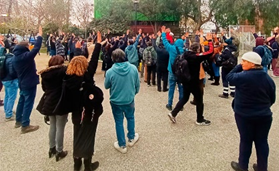 Un grupo de personas caminando en la calle

Descripción generada automáticamente