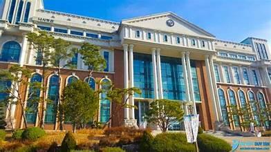 A building with columns and a clock

AI-generated content may be incorrect.