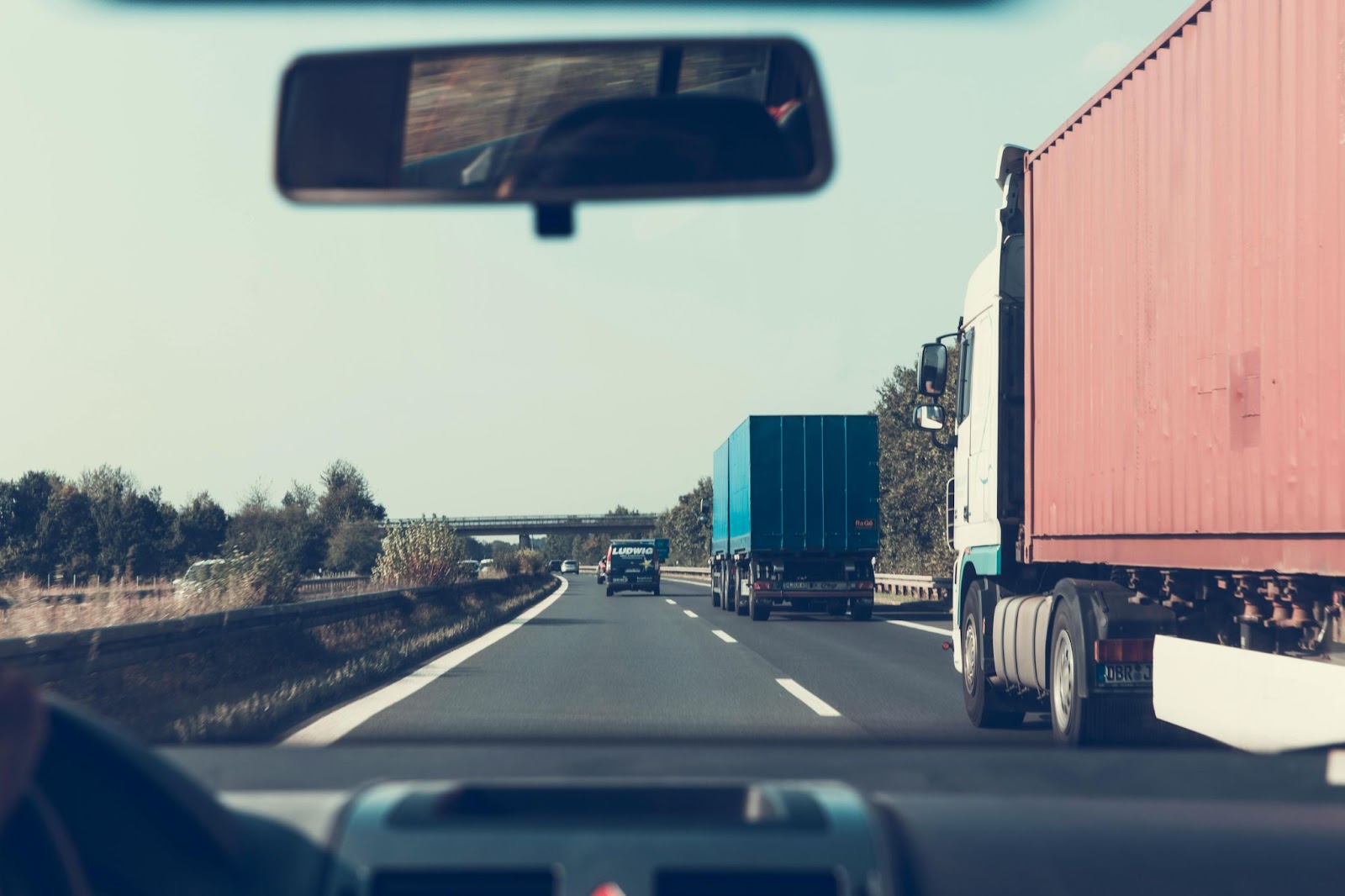 Truk Container sebagai salah satu jenis transportasi darat