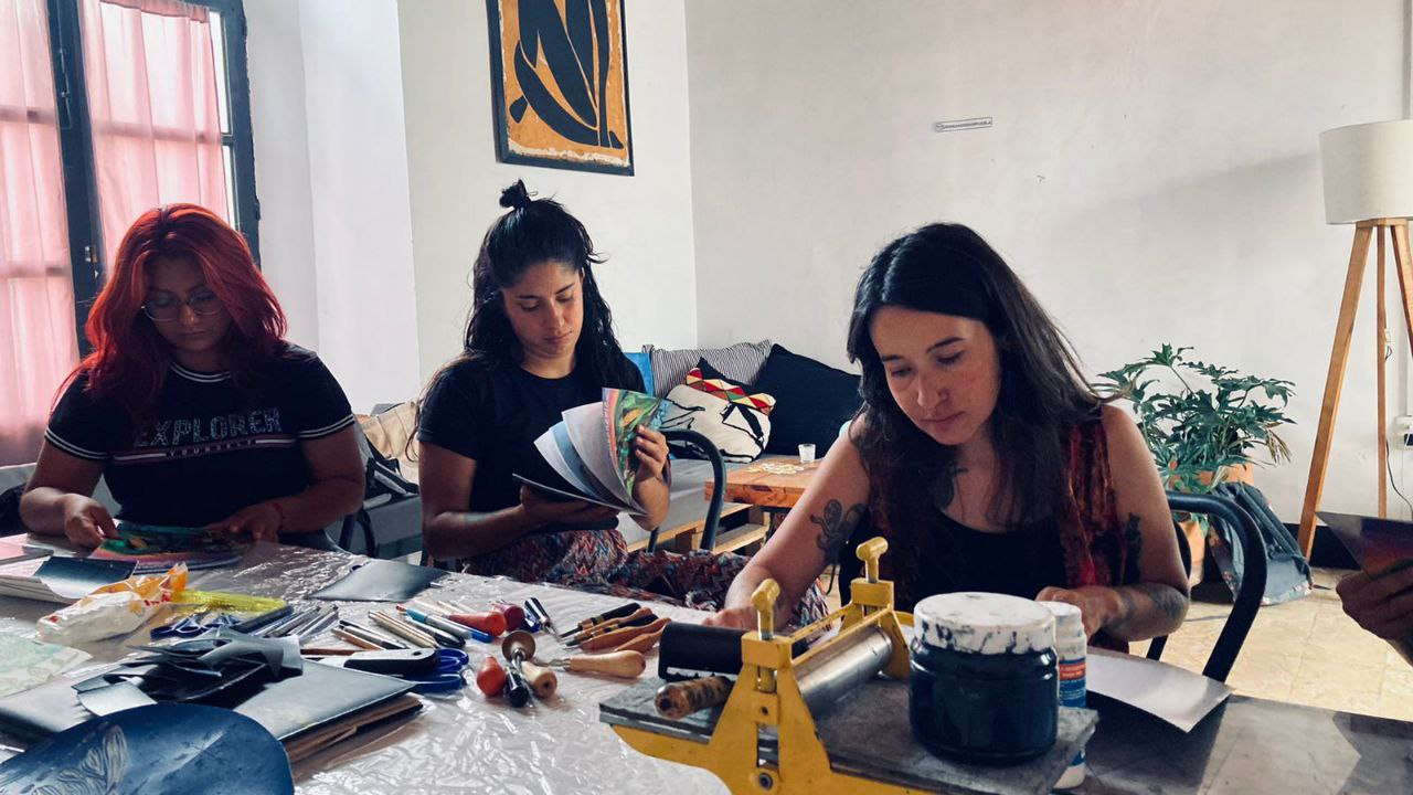 Personas sentadas en una mesa

Descripción generada automáticamente