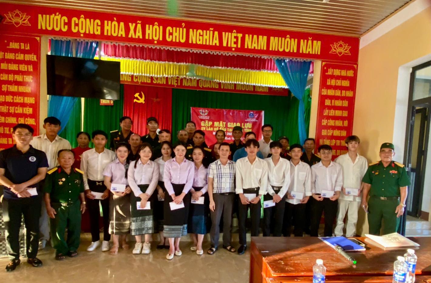 Những món quà ý nghĩa dành cho Lưu học sinh Lào