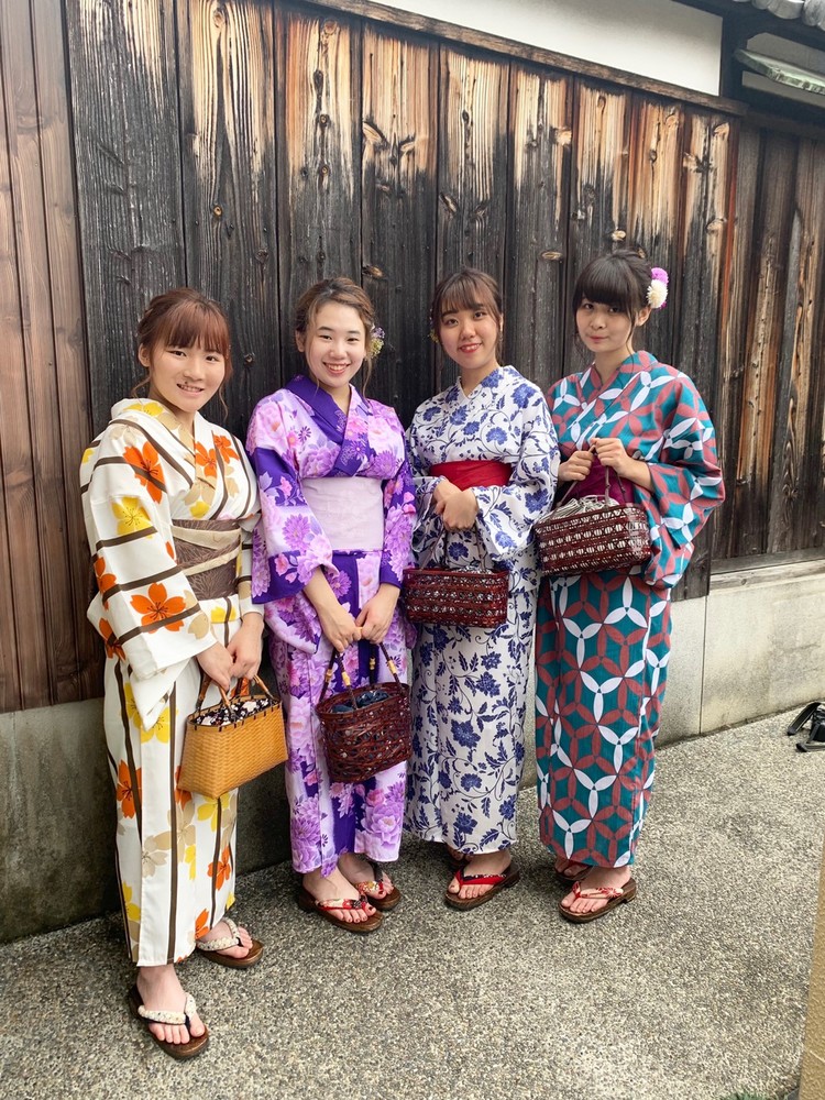 Mujer con kimono azul claro que demuestra una selección de paleta de colores frescos para fotografías de verano que reflejan el calor y crean atractivo visual.