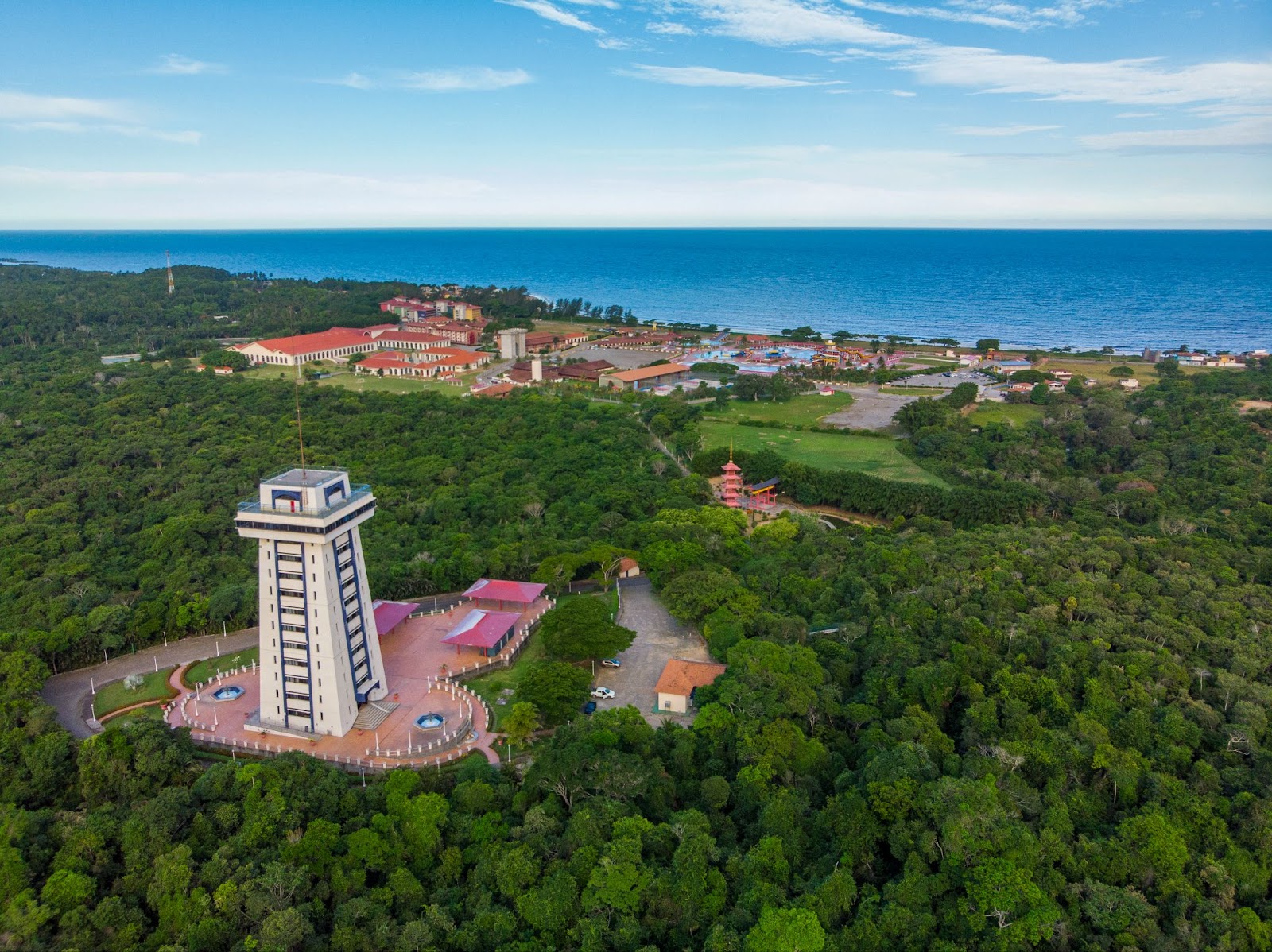   Foto de uma área verde no SESC-Aracruz, mostrando um ambiente natural e de lazer no município