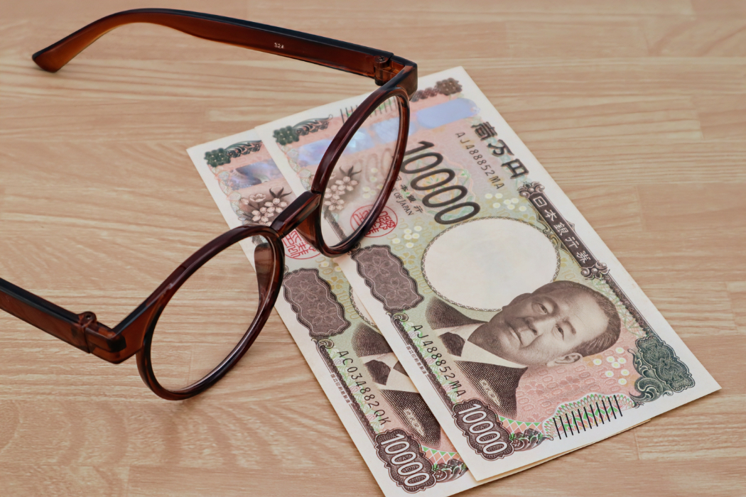 メガネはレンズ込みで1万円程度の値段で作れる