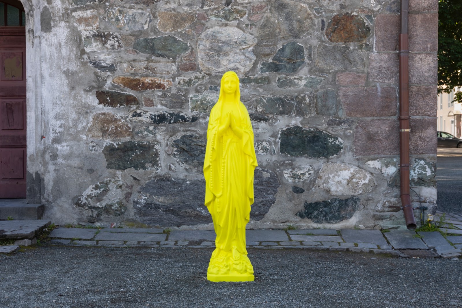 Pomo installation, Madonnenfigur by Katharina Fritsch.