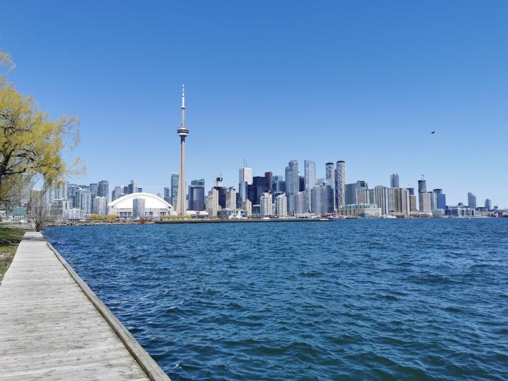 Vue sur la Skyline de Toronto depuis les îles de Toronto