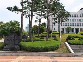 A building with trees and a stone statue in front of it

AI-generated content may be incorrect.