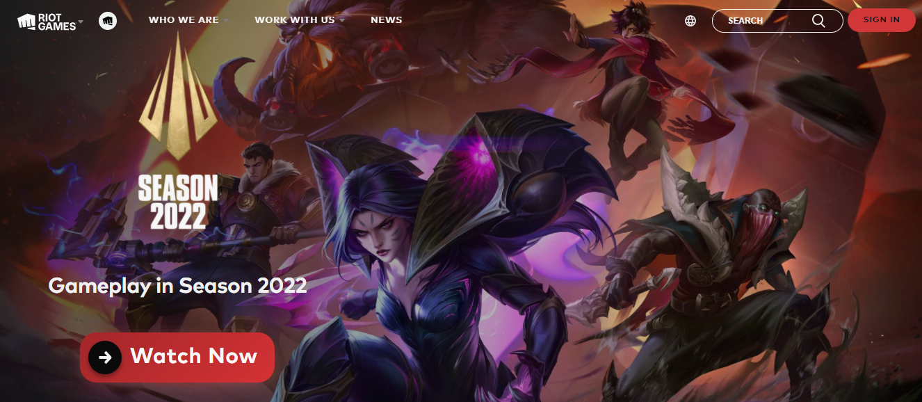 リーグ・オブ・レジェンドのチャンピオン（Jayce、Kai'Sa、Pykeなど）を背景にしたRiot Gamesのホームページのスクリーンショット