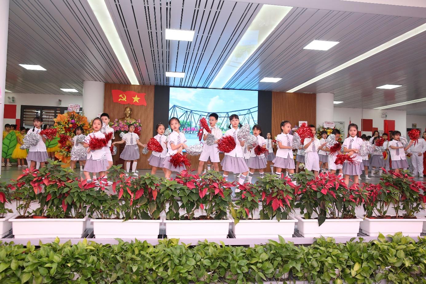 A group of children performing on a stage

Description automatically generated