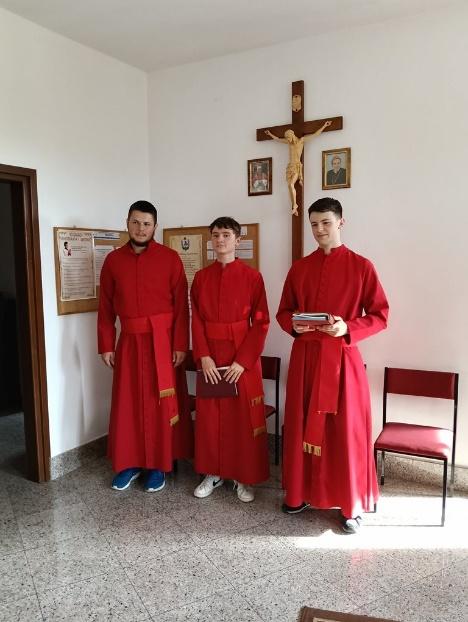 Obraz zawierający osoba, ubrania, ściana, w pomieszczeniu

Zawartość wygenerowana przez AI może być niepoprawna.