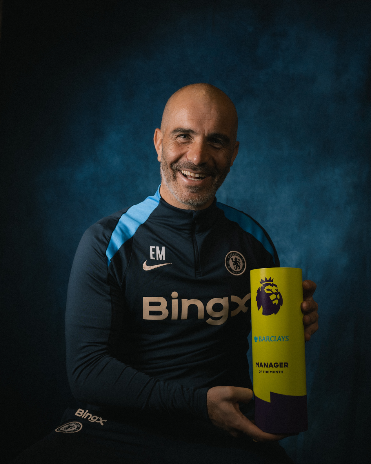 Enzo Maresca com o prêmio de técnico do mês da Premier League