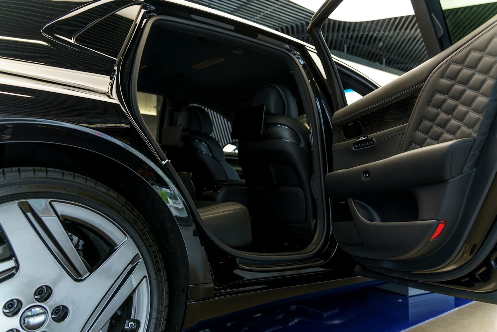 abrir la puerta del coche de lujo