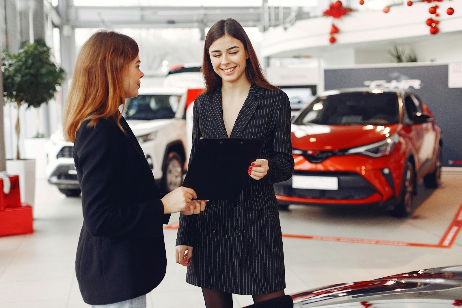 The Difference Between Dealer Financing and Bank Car Loans