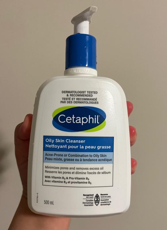 Sản phẩm Cetaphil Oily Skin Cleanser vừa giúp làm sạch da, vừa kiểm soát dầu nhờn trên mặt