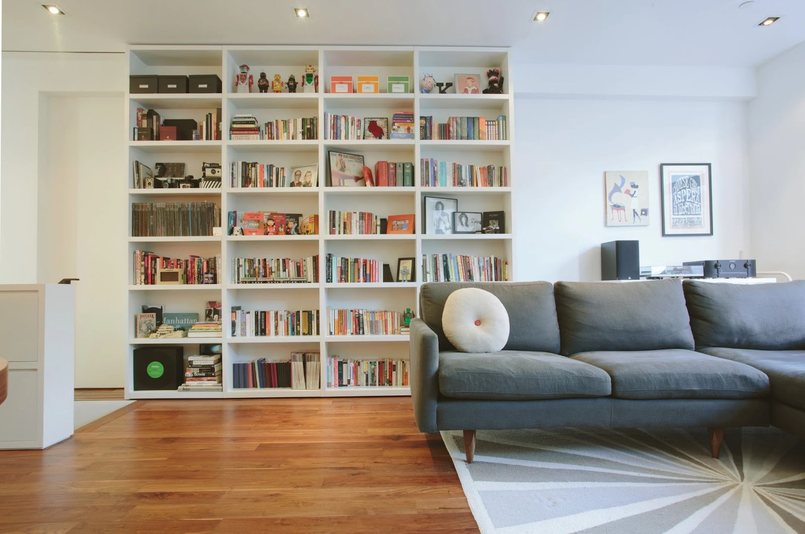 Contemporary living room with built-in white bookshelf