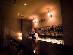 This contain an image of a woman in her 20s working at a high-end nightclub in Ginza.
