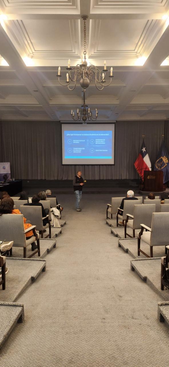 Un grupo de personas sentadas en una sala

Descripción generada automáticamente con confianza baja