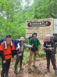 草の上に立っている男性たち

中程度の精度で自動的に生成された説明