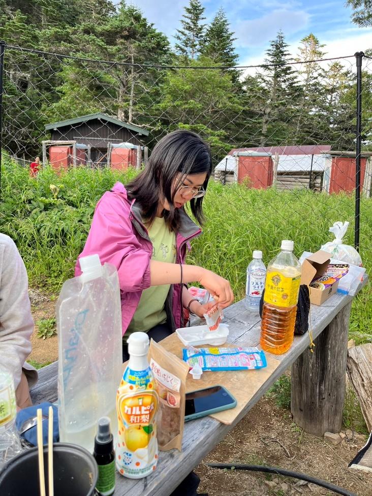 屋外, 草, ピクニック, 人 が含まれている画像

自動的に生成された説明