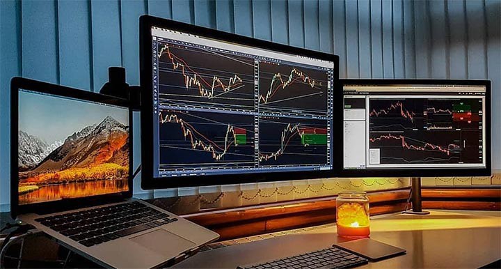 Multiple trading monitors setup