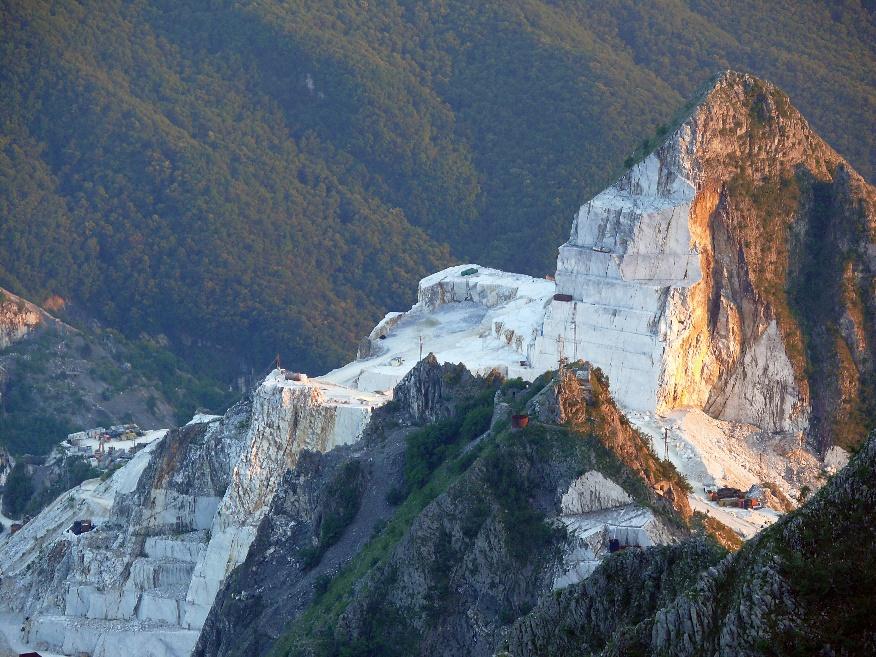 Immagine che contiene natura, montagna, aria aperta, paesaggio

Descrizione generata automaticamente