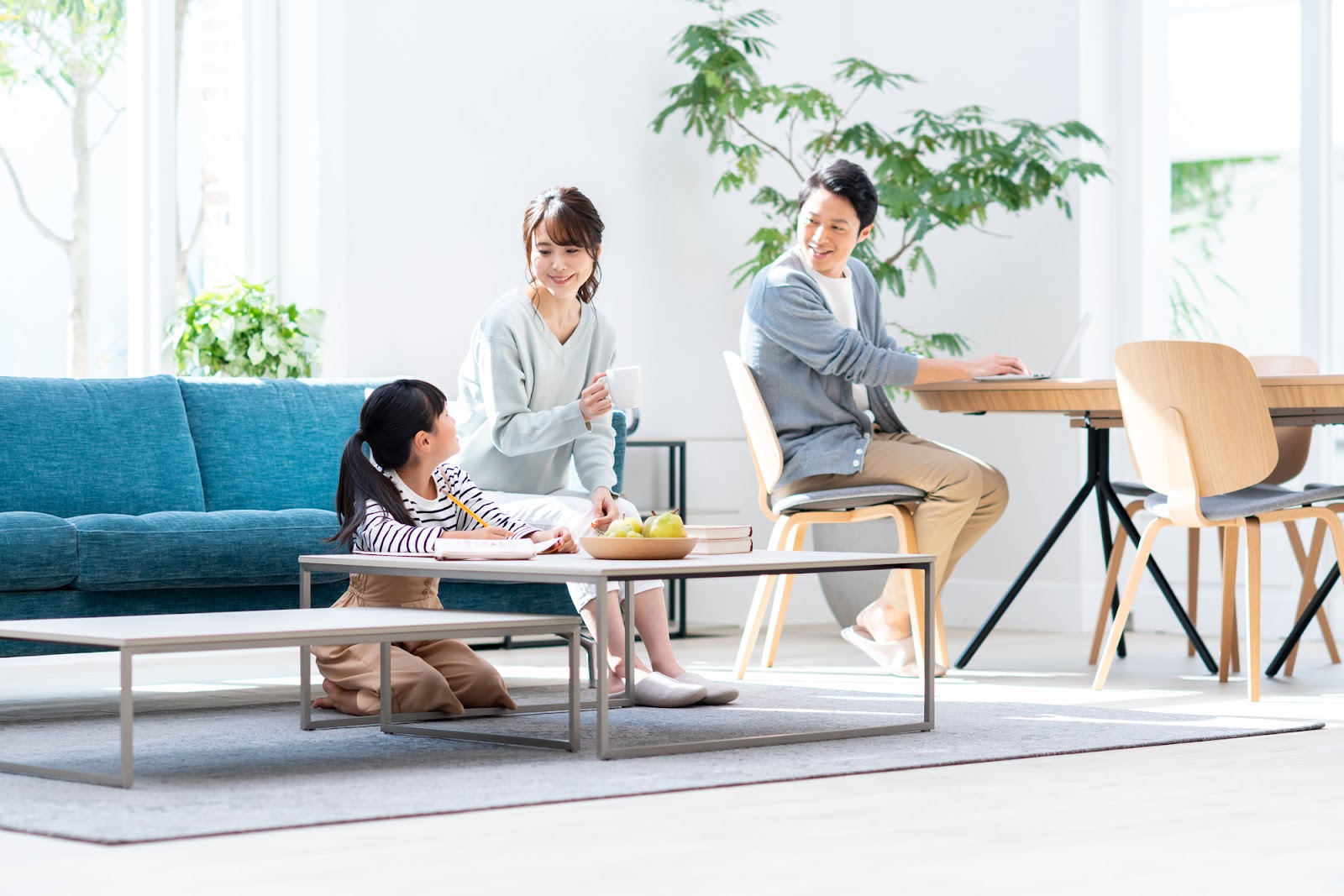 住宅購入後の暮らしを楽しむ家族と明るいリビング