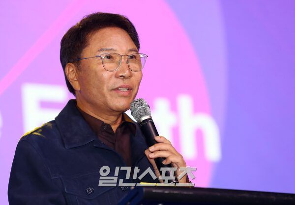 This contain an image of Lee Soo Man