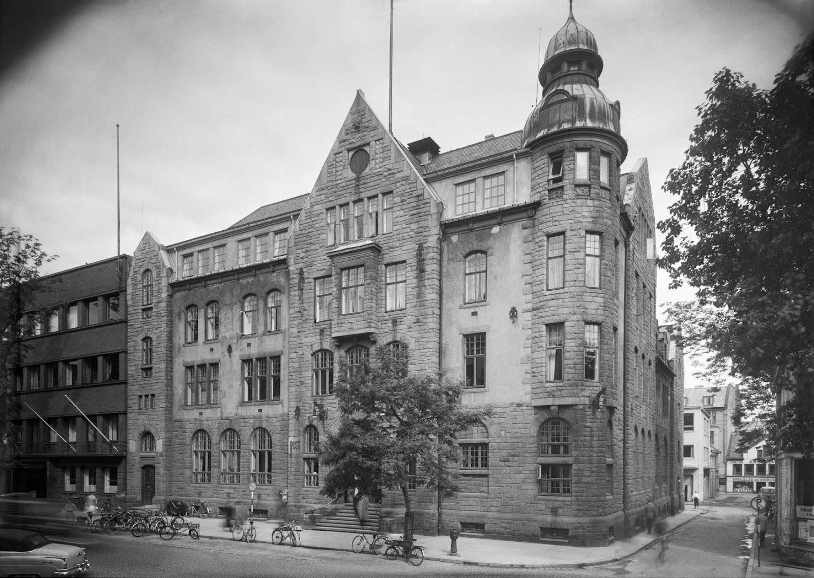 PoMo in 1911 as a postal building.