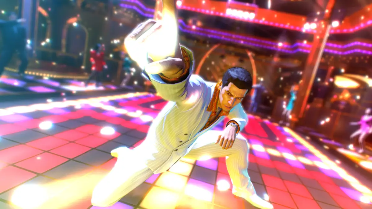 Kazuma Kiryu, protagonista de Yakuza, en una llamativa escena de baile en el juego, con un traje blanco y luces de neón alrededor.