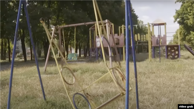 A playground with a monkey bars

Description automatically generated