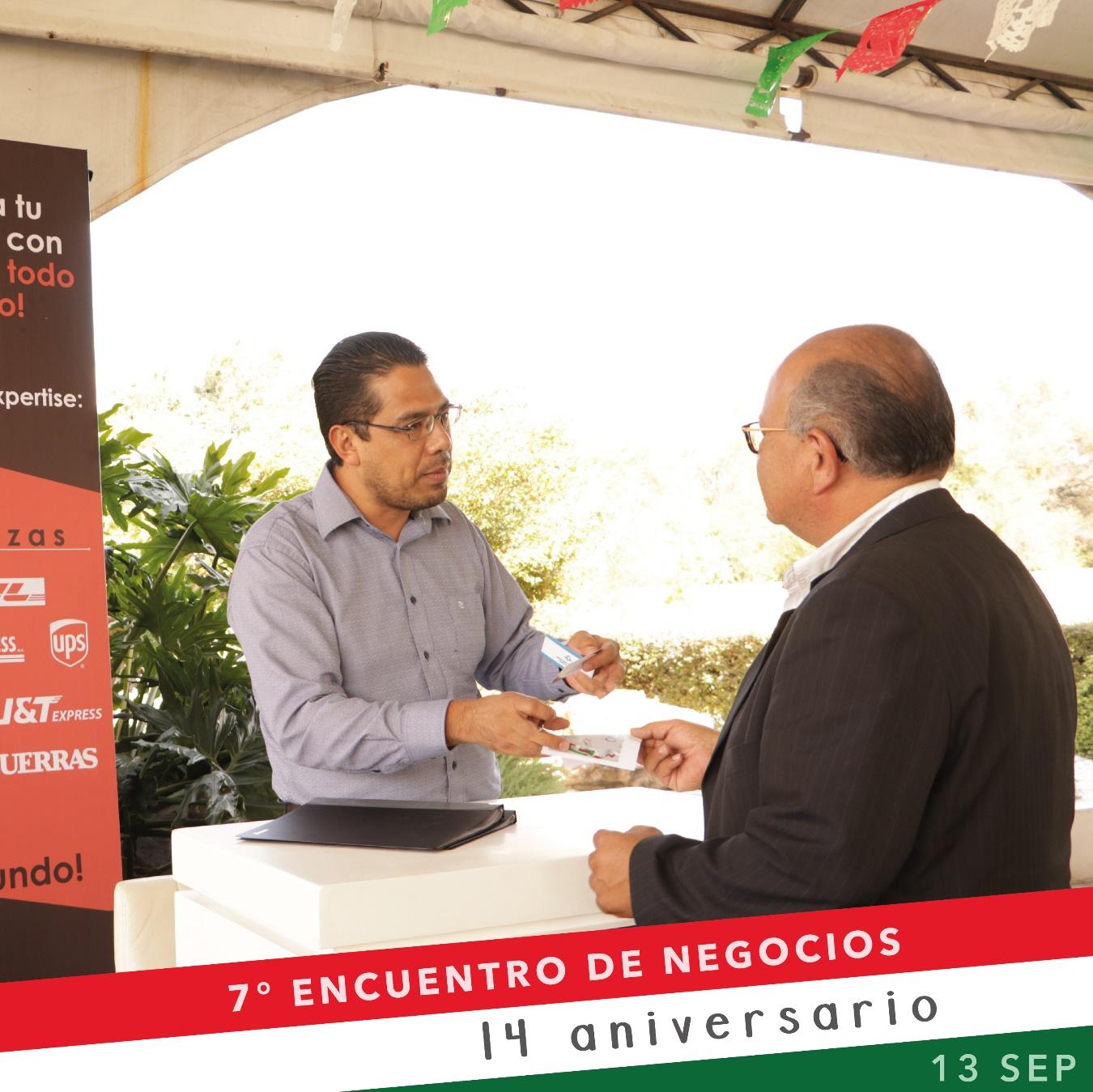 Un par de personas sentadas en una mesa

Descripción generada automáticamente con confianza baja