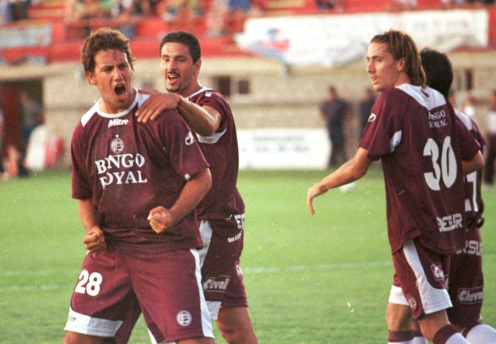 Fabbiani, Fioretto y Archubi festejan un gol del gordo.