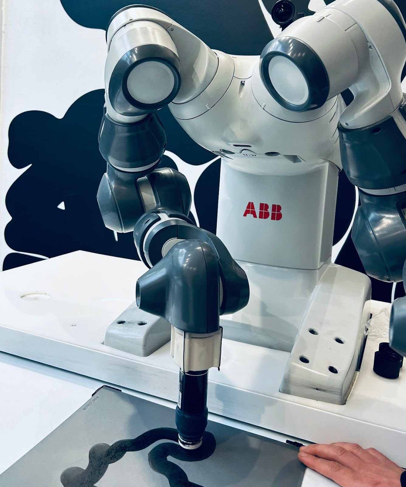 A robot with a hand on a table

AI-generated content may be incorrect.