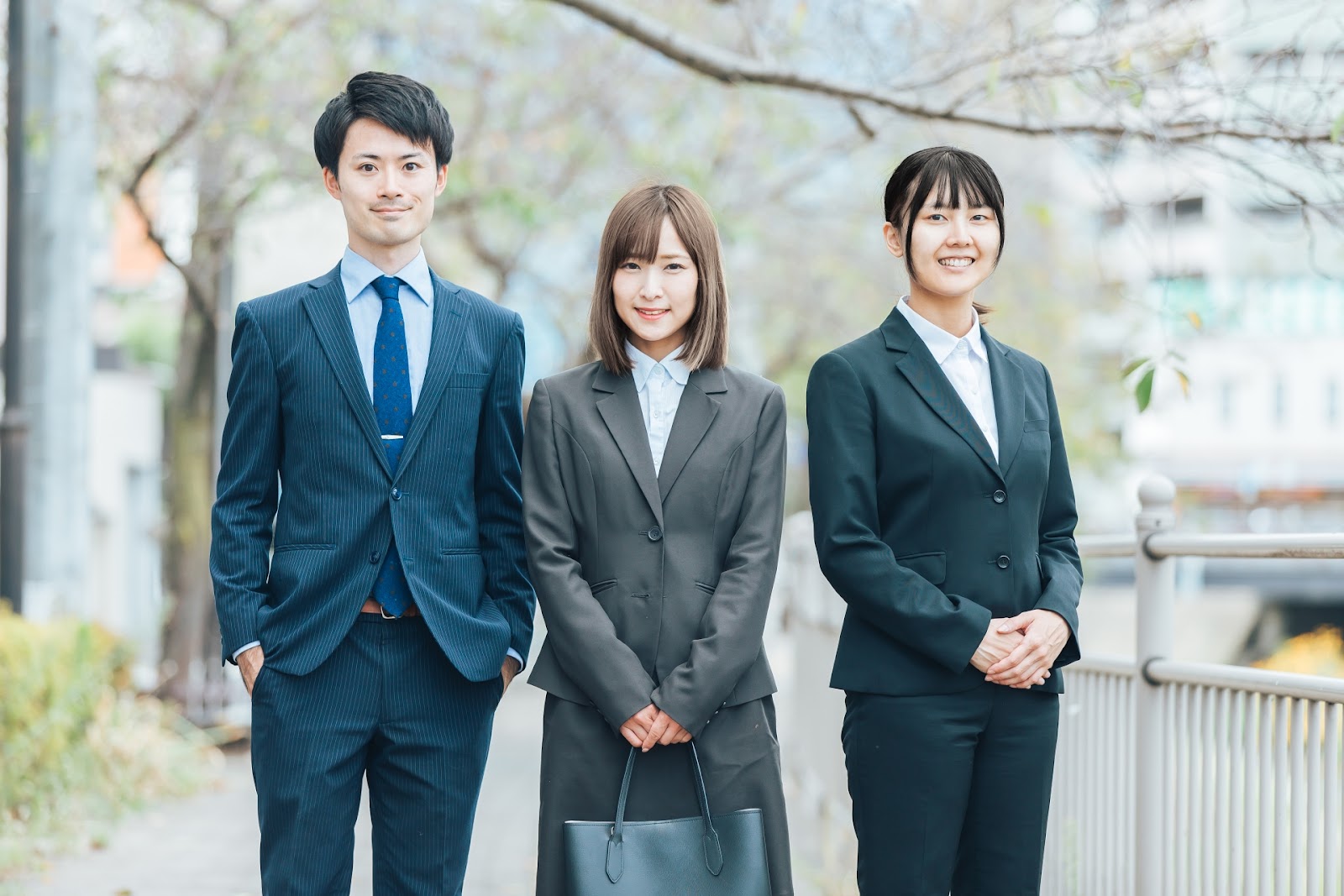 就活スーツの色は何色が正解？黒・紺・グレー３大定番を比較